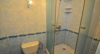 Гостевой дом Akvarel Витязево Cемейный номер с отдельной ванной комнатой-1